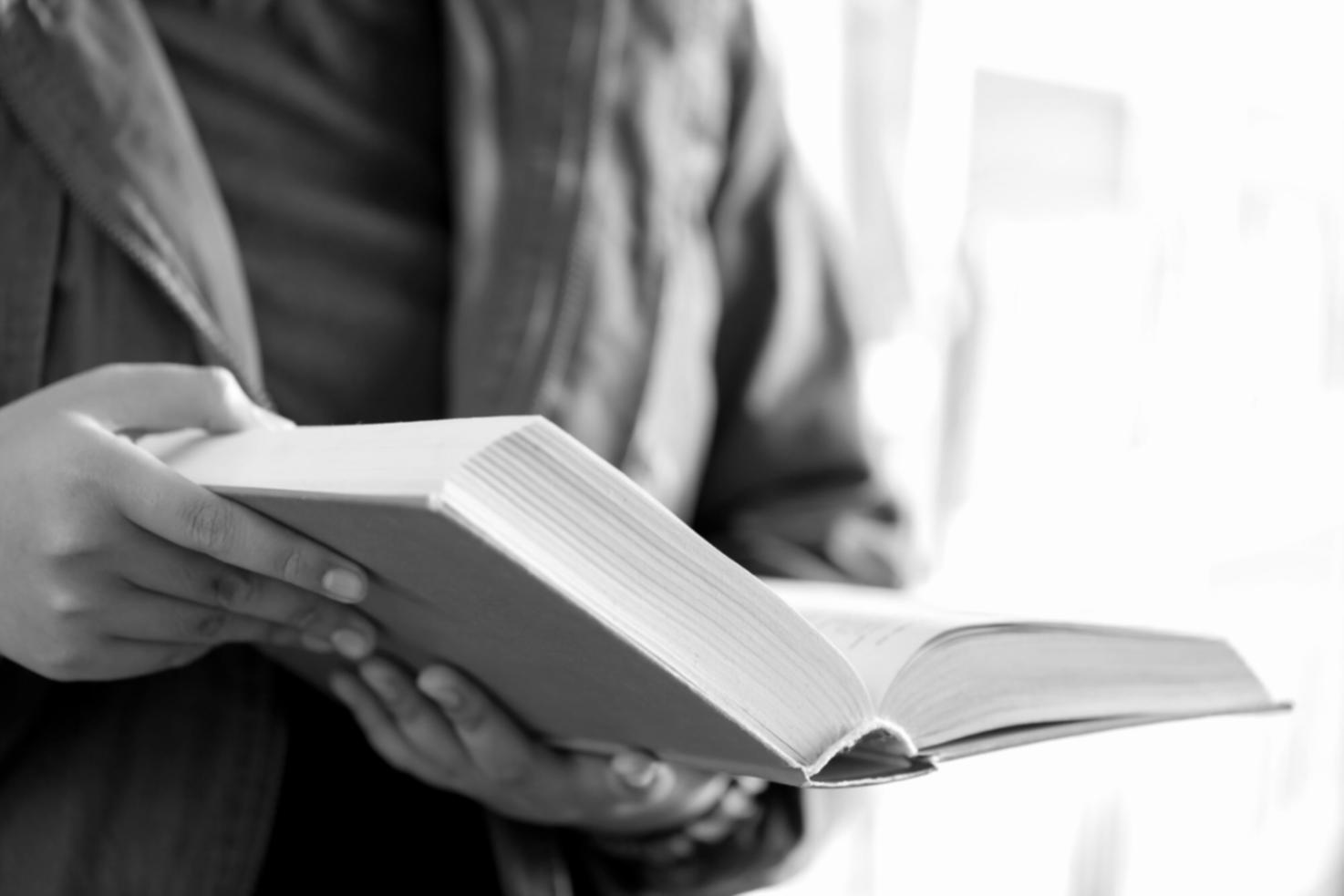 Analyse détaillée des données financières sur plusieurs écrans